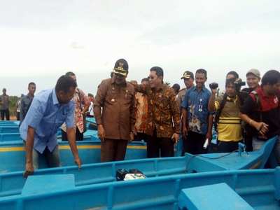  Diserahkan Bupati Rafik, Nelayan Karimun  Dapat Bantuan Kapal